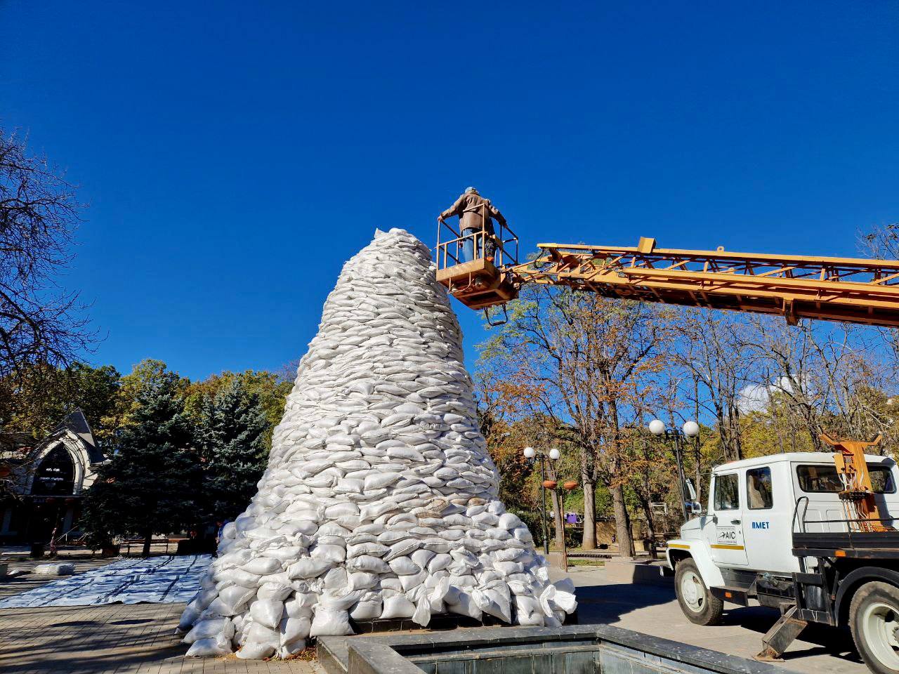 Пам’ятник покровителю Миколаєва укрили мішками з піском (ФОТО)