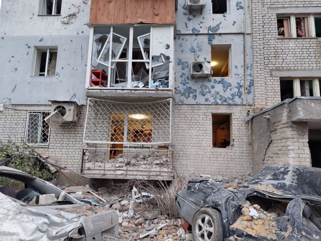 Росіяни вночі знов атакували Миколаїв ракетами С-300 – пошкоджені житлові будинки, автівки, дитячий майданчик (ФОТО) 5