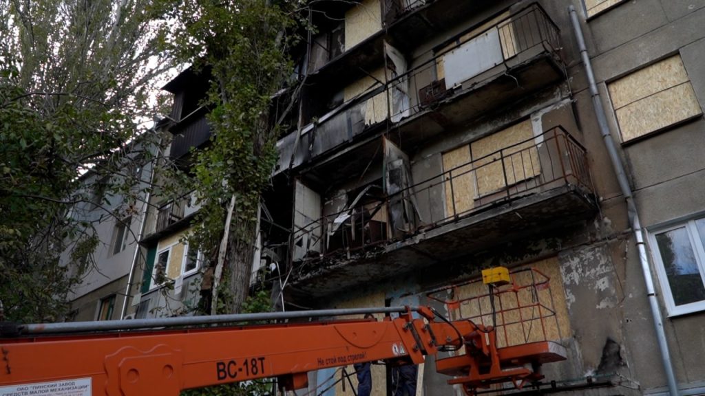 У Миколаєві за тиждень ОСБ-плитами закрили більше 2,5 тис.кв.м віконних прорізів і відновили 25 покрівель багатоповерхівок (ФОТО) 5