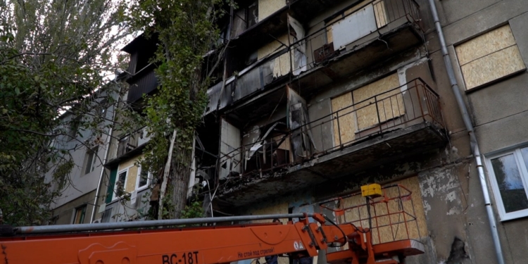 У Миколаєві за тиждень ОСБ-плитами закрили більше 2,5 тис.кв.м віконних прорізів і відновили 25 покрівель багатоповерхівок (ФОТО)