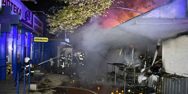 В Миколаєві на світанку горіли чебуречна і ветеринарний кіоск (ФОТО, ВІДЕО)