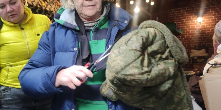 Унікальні маскувальні сітки плетуть харківські волонтери – з форми російських окупантів  (ФОТО, ВІДЕО)