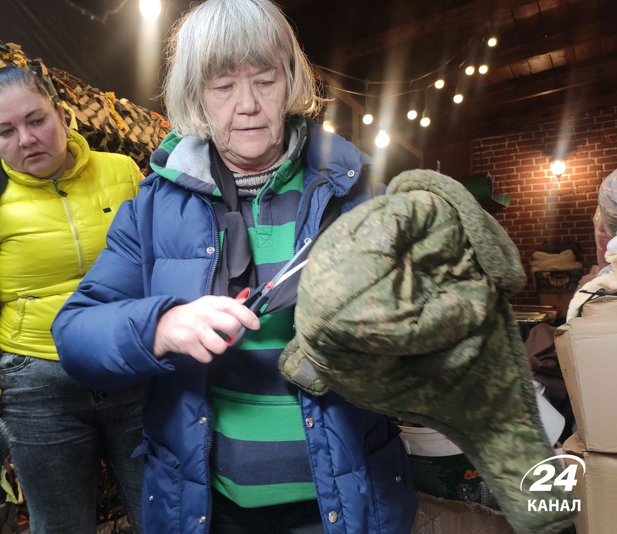 Унікальні маскувальні сітки плетуть харківські волонтери – з форми російських окупантів  (ФОТО, ВІДЕО)