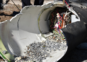 Рятувальники Миколаєва показали залишки ракети, які сьогодні вилучили після нічної атаки росіян по місту (ФОТО, ВІДЕО)