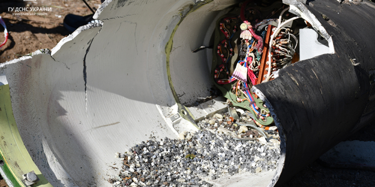 Рятувальники Миколаєва показали залишки ракети, які сьогодні вилучили після нічної атаки росіян по місту (ФОТО, ВІДЕО)