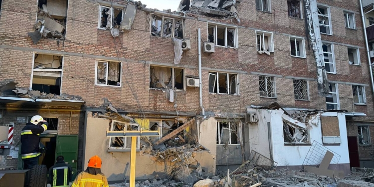 Перші фото наслідків нічної атаки росіян по житловому будинку в Миколаєві (ФОТО)