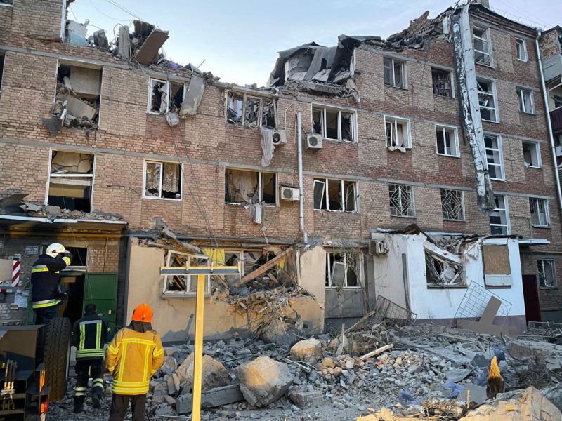 Перші фото наслідків нічної атаки росіян по житловому будинку в Миколаєві (ФОТО)