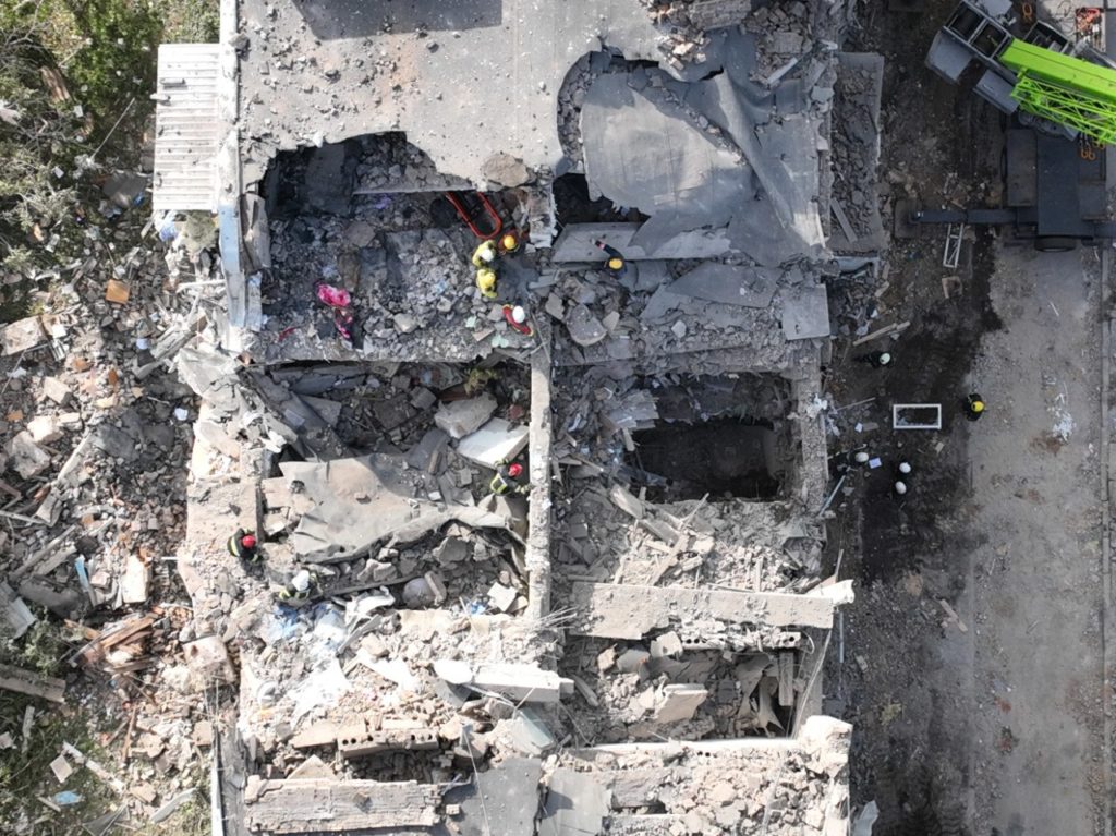 З-під завалів зруйнованої російською ракетою багатоповерхівки в Миколаєві дістали тіла двох загиблих – мер (ВІДЕО, ФОТО, ОНОВЛЕНО) 7