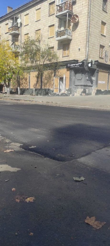 В Миколаєві "ЕЛУ автодоріг" відновило дорожнє покриття, пошкоджене під час ракетних ударів (ФОТО) 7