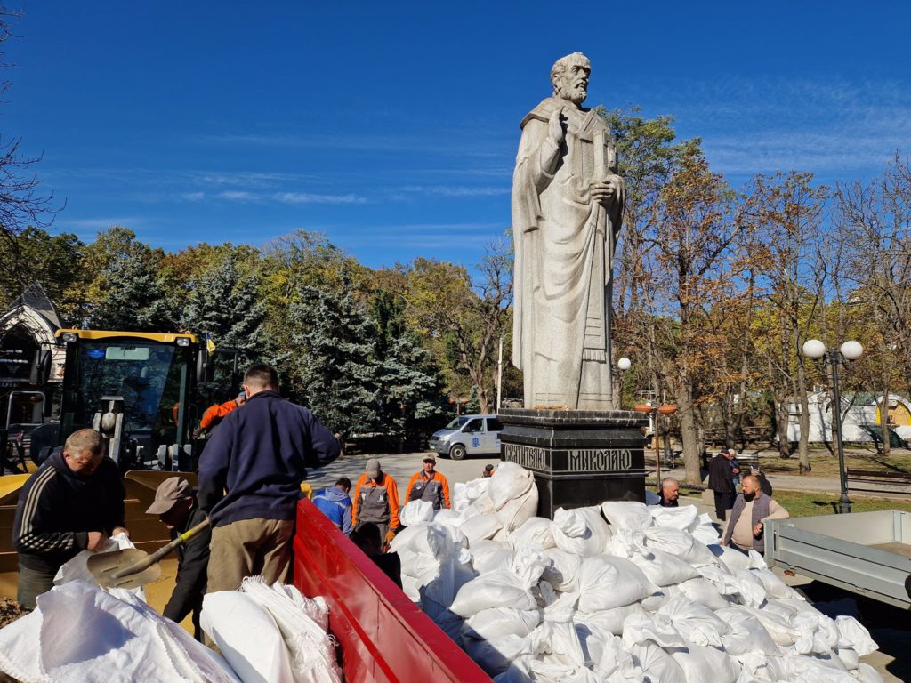 Пам’ятник покровителю Миколаєва обкладають мішками з піском (ФОТО) 10