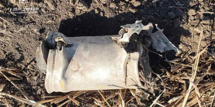 В Миколаєві гасили пожежі, які виникли через російські обстріли, та вилучали вибухонебезпечні предмети (ФОТО)