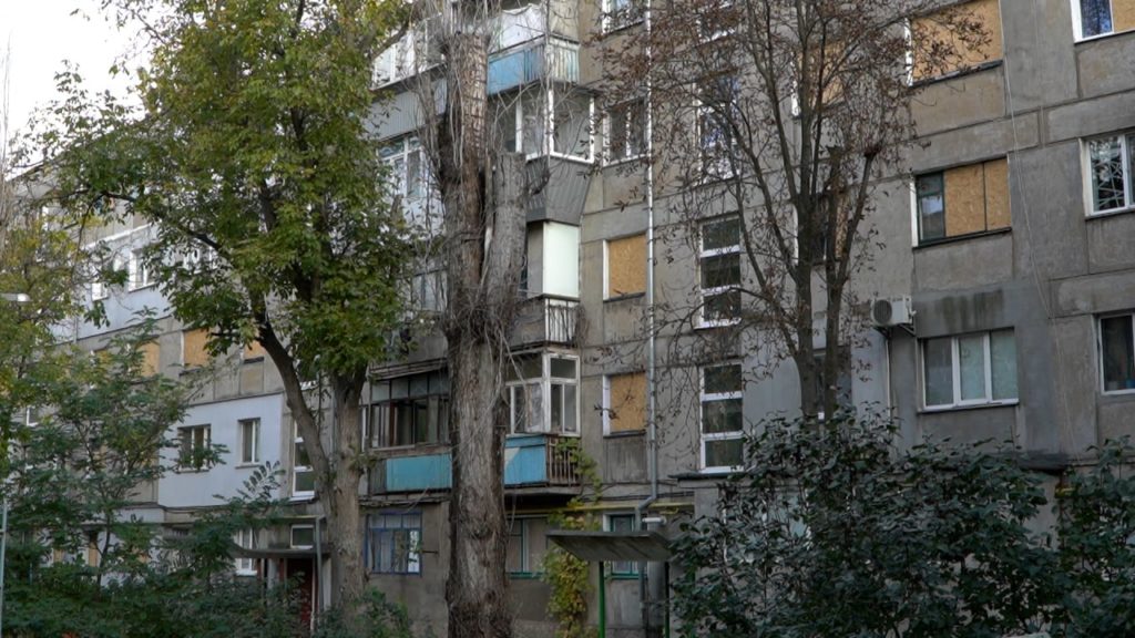 У Миколаєві за тиждень ОСБ-плитами закрили більше 2,5 тис.кв.м віконних прорізів і відновили 25 покрівель багатоповерхівок (ФОТО) 7