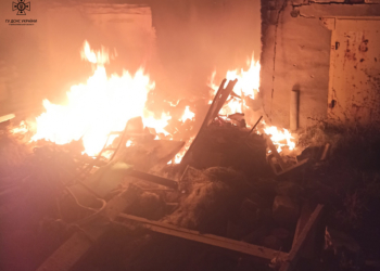 В Очакові вночі гасили 2 пожежі, які виникли через російські обстріли (ФОТО)