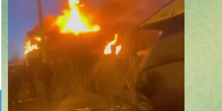 Ще один. В Іркутську на житловий будинок впав військовий літак (ВІДЕО)