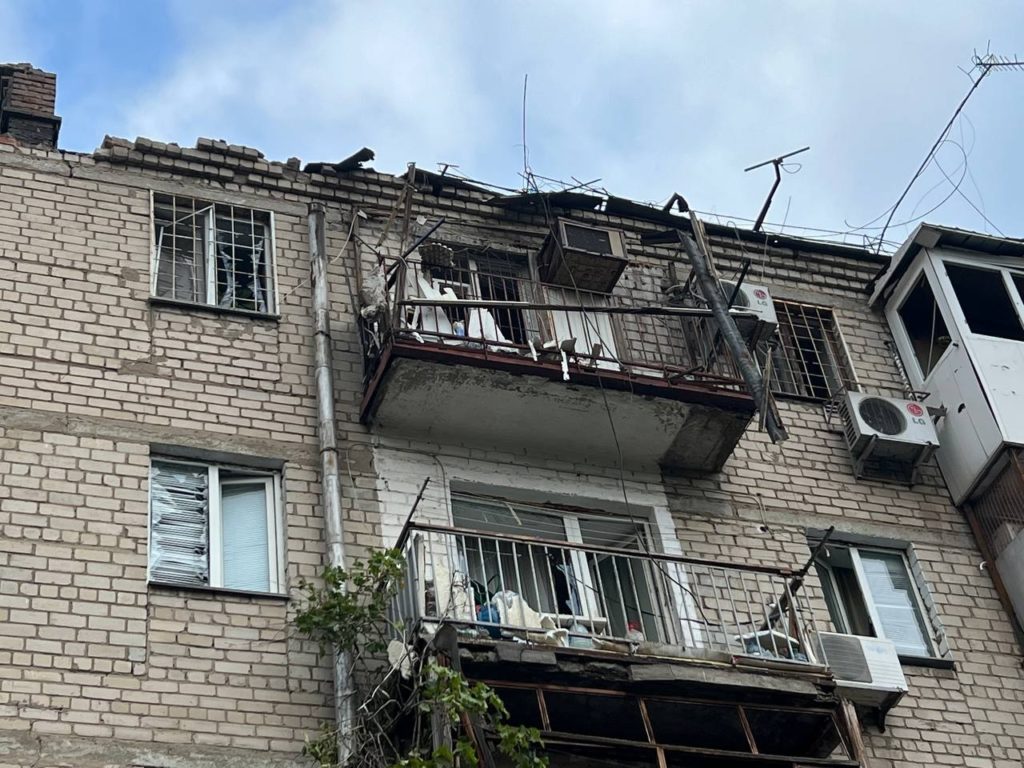 На щастя, жертв немає. Мер Миколаєва показав житловий будинок, в який вночі влучила російська ракета С-300 (ФОТО) 9