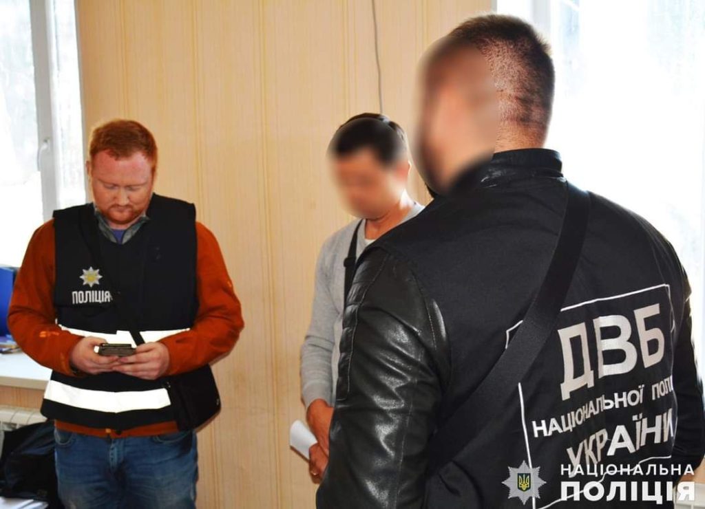 У Миколаєві затримали чоловіка за хабар поліцейському – спробував «відкупити» авто, яке використовував для перевезення незаконної деревини (ФОТО) 9