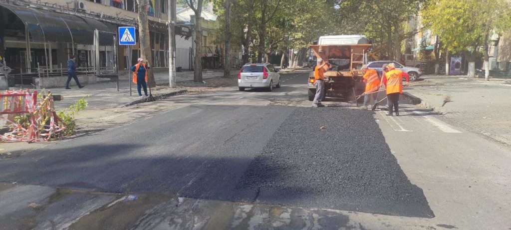 В Миколаєві "ЕЛУ автодоріг" відновило дорожнє покриття, пошкоджене під час ракетних ударів (ФОТО) 10