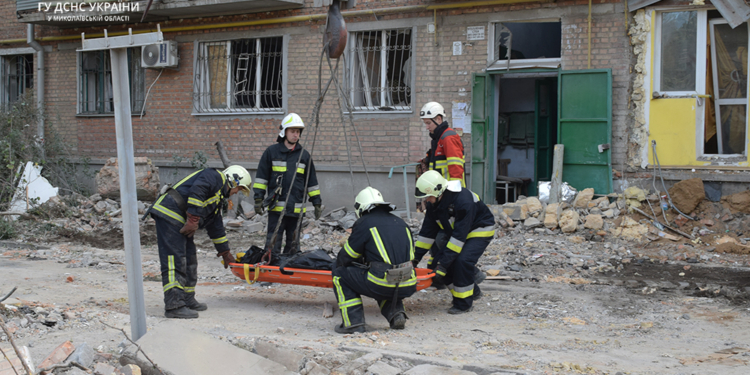 Кількість загиблих в зруйнованій російською ракетою багатоповерхівці в Миколаєві збільшилась до 3-х (ФОТО)