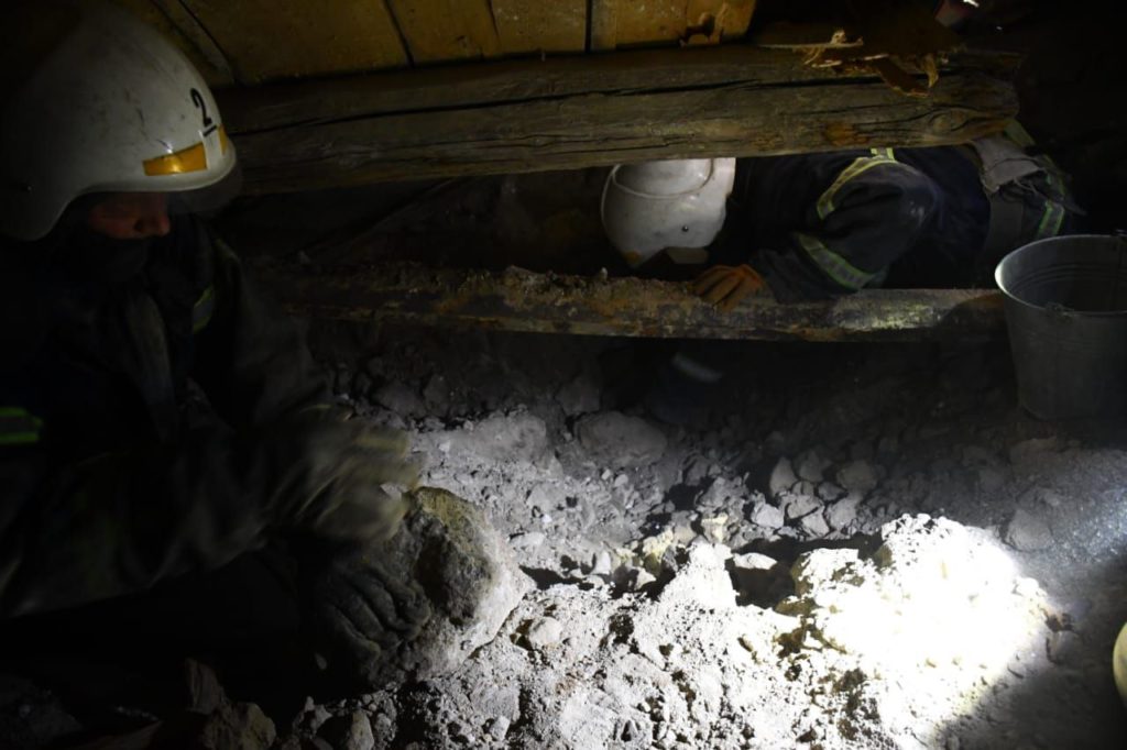 В центрі Миколаєва внаслідок обстрілів зруйнований двоповерховий житловий будинок – під завалами шукають людину (ФОТО) 9