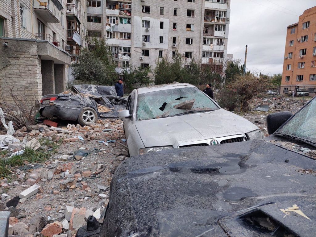 Росіяни вночі знов атакували Миколаїв ракетами С-300 – пошкоджені житлові будинки, автівки, дитячий майданчик (ФОТО) 9