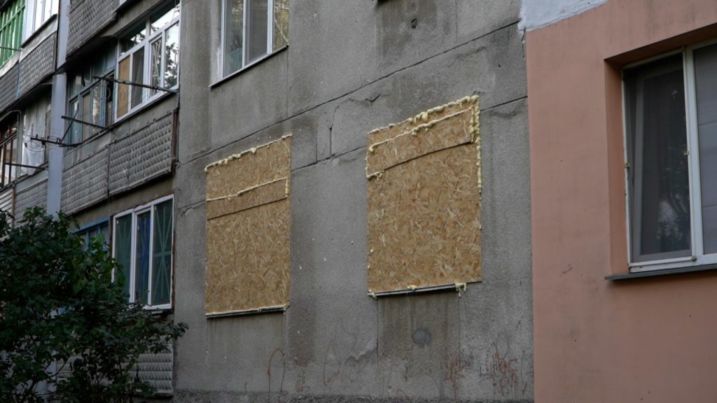 У Миколаєві за тиждень ОСБ-плитами закрили більше 2,5 тис.кв.м віконних прорізів і відновили 25 покрівель багатоповерхівок (ФОТО) 9