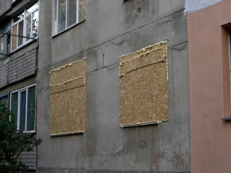 У Миколаєві за тиждень ОСБ-плитами закрили більше 2,5 тис.кв.м віконних прорізів і відновили 25 покрівель багатоповерхівок (ФОТО)