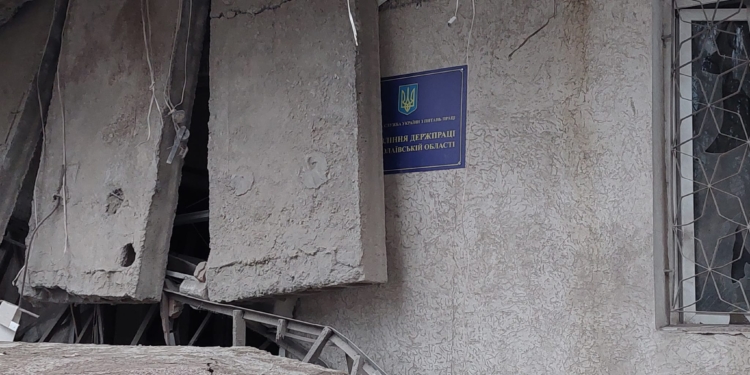 Вночі ворог атакував Миколаїв 6 ракетами С-300, зруйновано управління Держпраці (ФОТО)