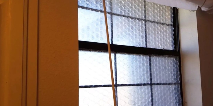 Ще один бюджетний варіант утеплити вікна – з допомогою пухирчастої плівки (ВІДЕО)