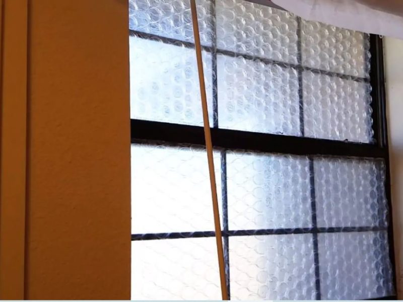 Ще один бюджетний варіант утеплити вікна – з допомогою пухирчастої плівки (ВІДЕО)