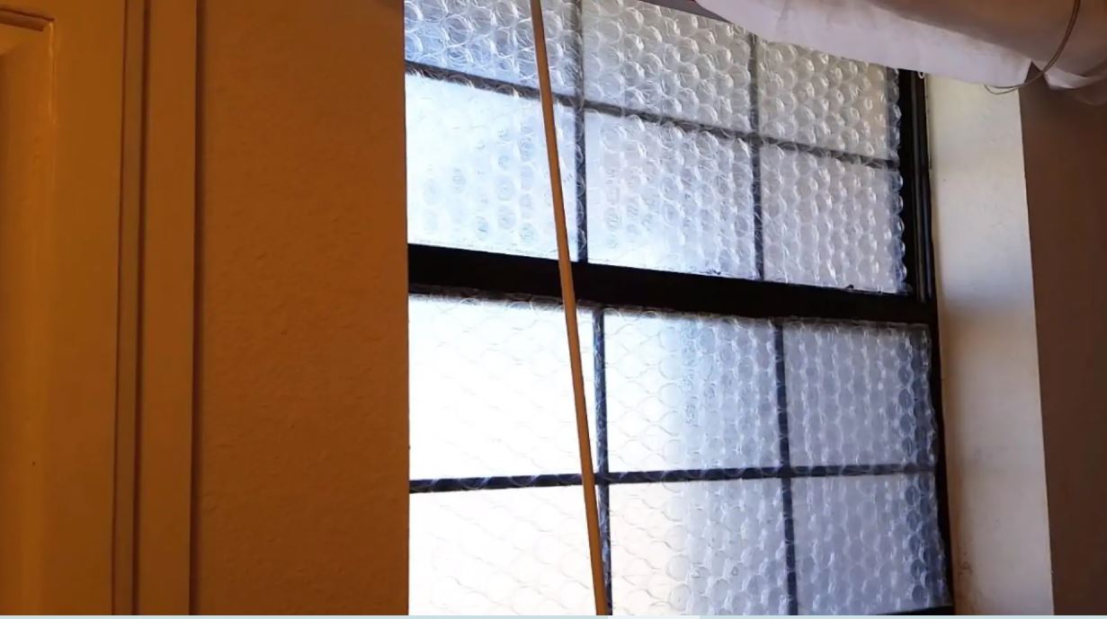 Ще один бюджетний варіант утеплити вікна – з допомогою пухирчастої плівки (ВІДЕО)