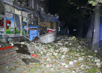 Сьогодні в Миколаєві рятувальники загасили пожежу, яка виникла внаслідок російського обстрілу, а також допомагали мешканцям пошкодженого будинку вибратися (ФОТО)