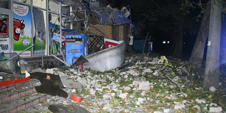 Сьогодні в Миколаєві рятувальники загасили пожежу, яка виникла внаслідок російського обстрілу, а також допомагали мешканцям пошкодженого будинку вибратися (ФОТО)