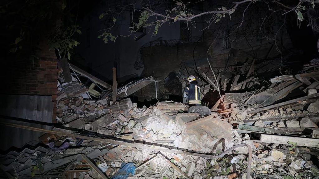 В центрі Миколаєва внаслідок обстрілів зруйнований двоповерховий житловий будинок – під завалами шукають людину (ФОТО) 11