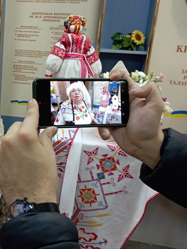Потужні обереги: в Миколаєві відкрилася виставка рушників і вишиванок Валентини Димової (ФОТО) 11