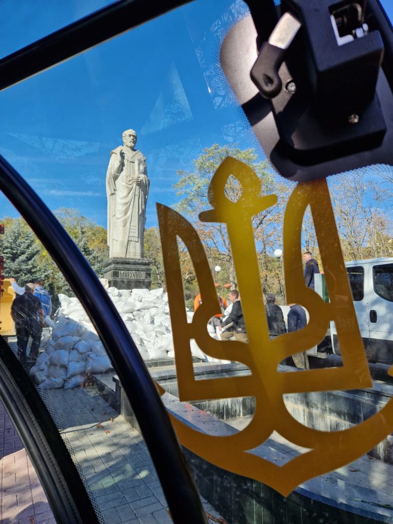 Пам’ятник покровителю Миколаєва обкладають мішками з піском (ФОТО) 13
