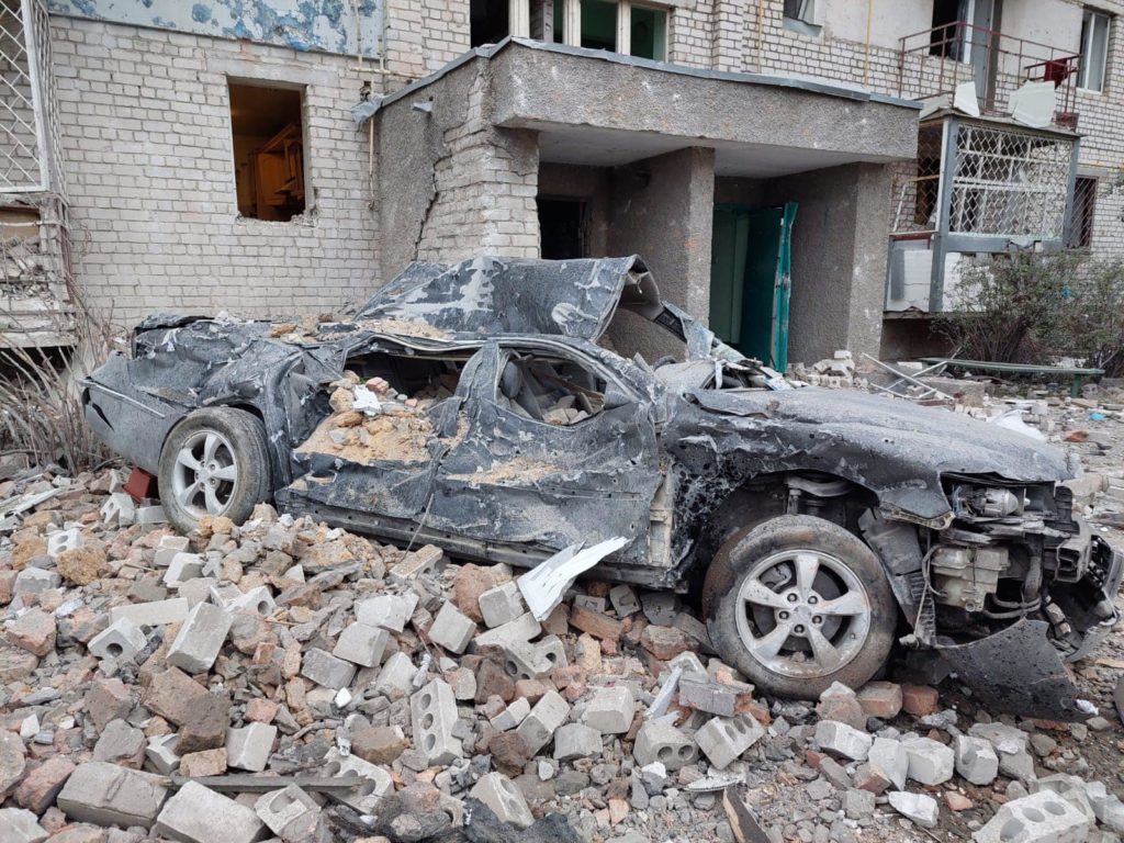Росіяни вночі знов атакували Миколаїв ракетами С-300 – пошкоджені житлові будинки, автівки, дитячий майданчик (ФОТО) 11