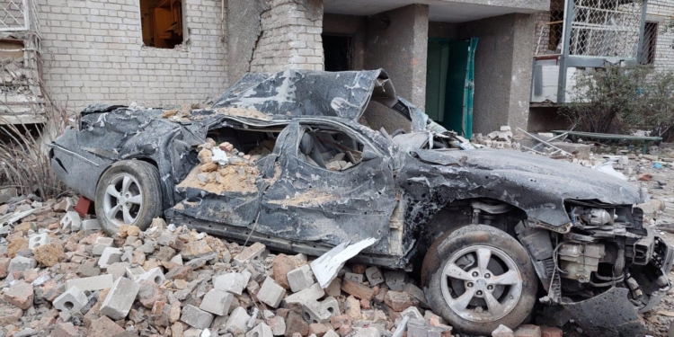 Росіяни вночі знов атакували Миколаїв ракетами С-300 – пошкоджені житлові будинки, автівки, дитячий майданчик (ФОТО)