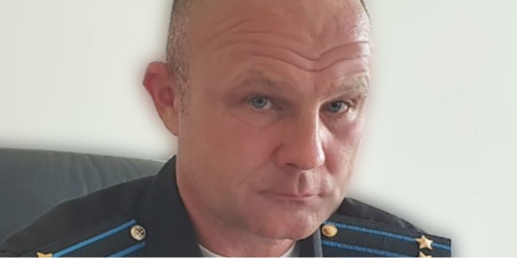 В рф на паркані знайшли тіло мертвого воєнкома. В його самогубстві сумніваються