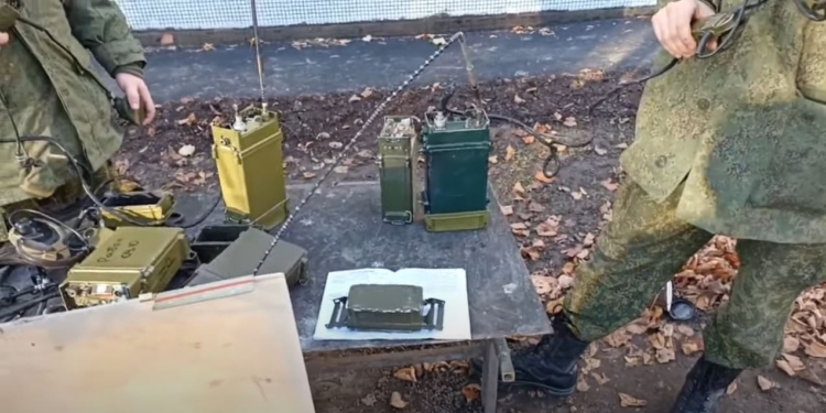 Знов миші поїли. 100 рашистських зв’язківців відмовляються їхати на “спецоперацію” з непрацюючими раціями дідівських часів (ВІДЕО)