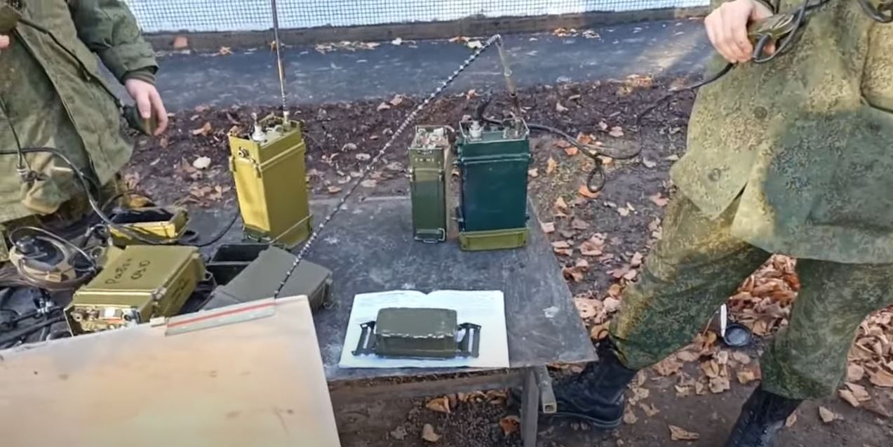 Знов миші поїли. 100 рашистських зв’язківців відмовляються їхати на “спецоперацію” з непрацюючими раціями дідівських часів (ВІДЕО)