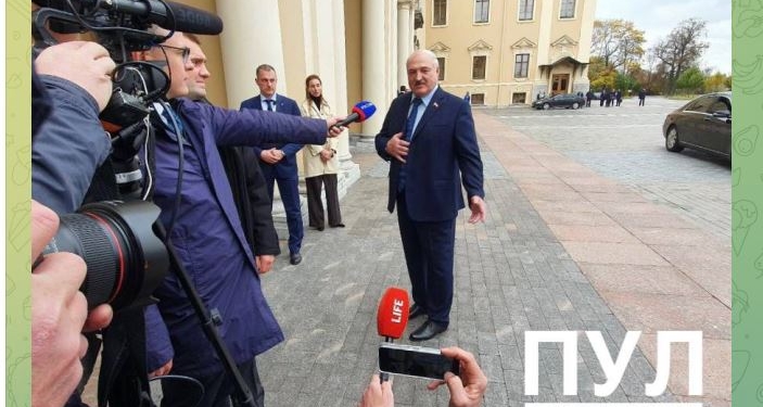 Лукашенко подарував путіну трактор – “щоб Європа в Україні хліб не крала” (ФОТО)