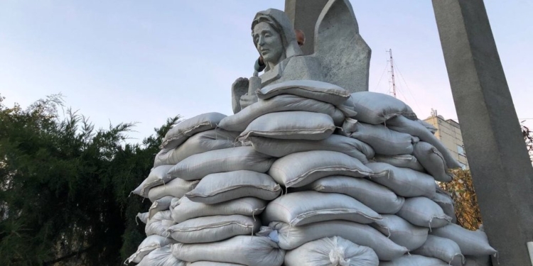 Скорботний янгол. У Миколаєві мішками з піском захистили ще один пам’ятник (ФОТО)