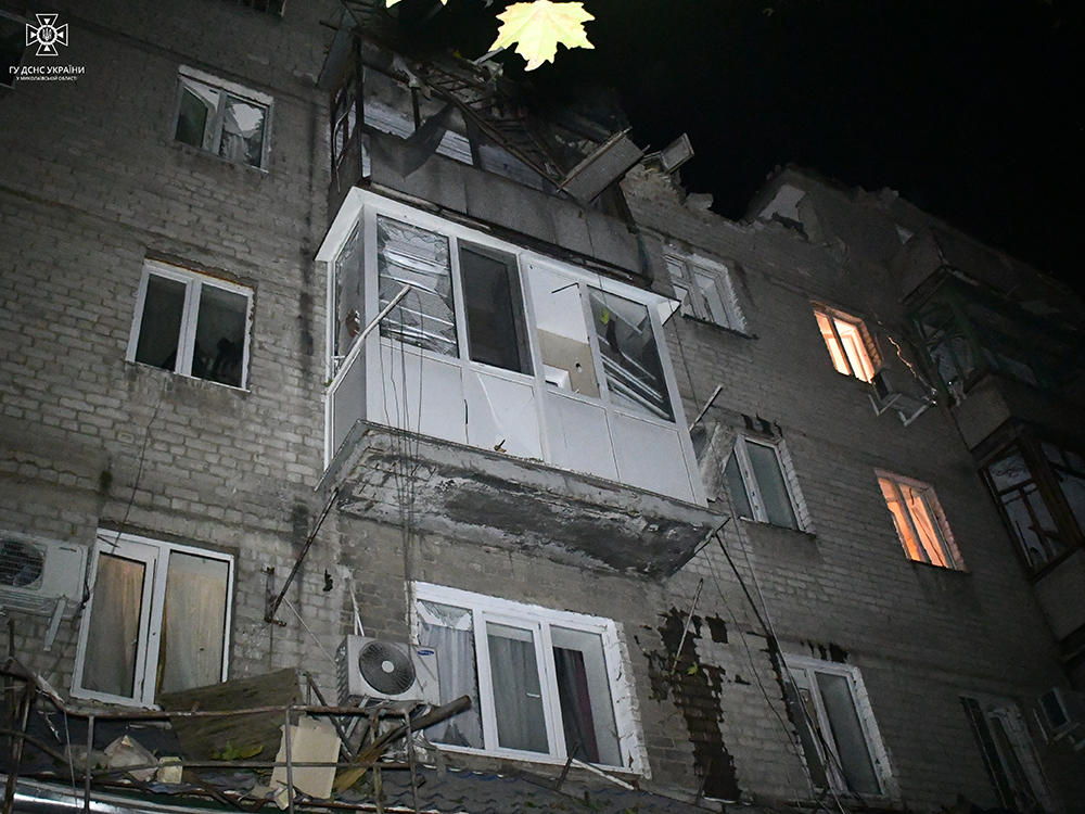 Сьогодні в Миколаєві рятувальники загасили пожежу, яка виникла внаслідок російського обстрілу, а також допомагали мешканцям пошкодженого будинку вибратися (ФОТО) 13