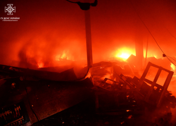 В Миколаєві загасили пожежу, яка виникла внаслідок російського обстрілу, і вилучають ракету, яка впала і не розірвалася (ФОТО)