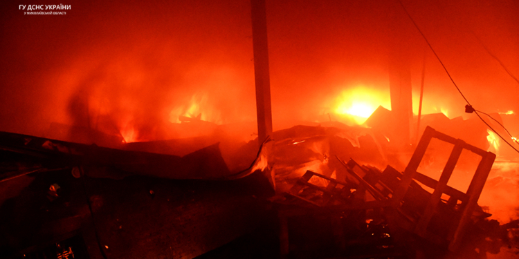 В Миколаєві загасили пожежу, яка виникла внаслідок російського обстрілу, і вилучають ракету, яка впала і не розірвалася (ФОТО)