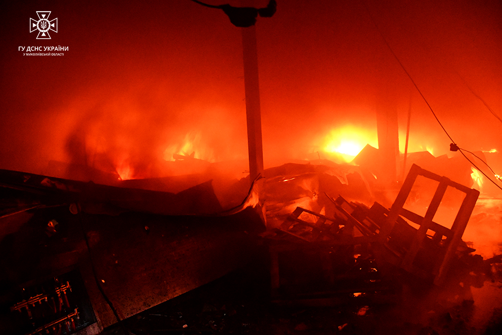 В Миколаєві загасили пожежу, яка виникла внаслідок російського обстрілу, і вилучають ракету, яка впала і не розірвалася (ФОТО) 13