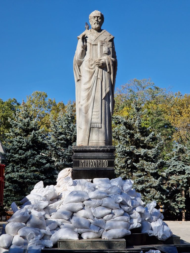 Пам’ятник покровителю Миколаєва обкладають мішками з піском (ФОТО) 15