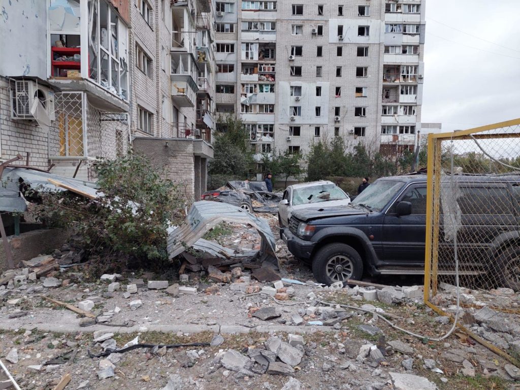 Росіяни вночі знов атакували Миколаїв ракетами С-300 – пошкоджені житлові будинки, автівки, дитячий майданчик (ФОТО) 13