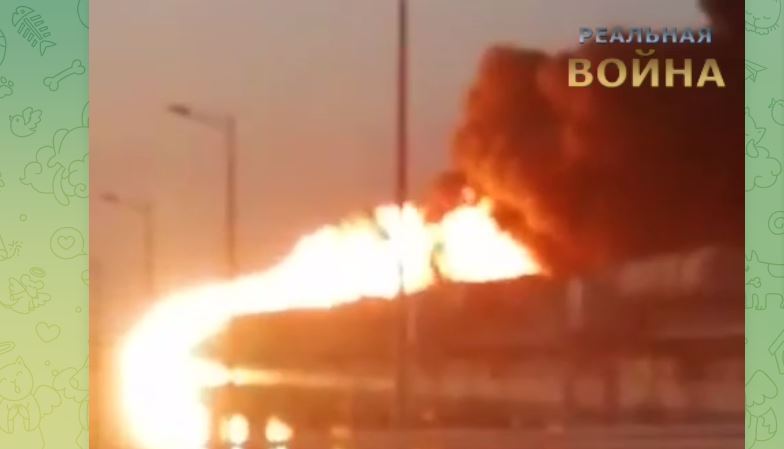 В рф кажуть, що на Кримському мосту підірвали варнтажівку. Ймовірний момент вибуху (ВІДЕО)
