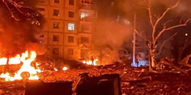 Запоріжжя атакували ракетами, зруйновані будинки, вже відомо про 17 загиблих (ФОТО, ВІДЕО)